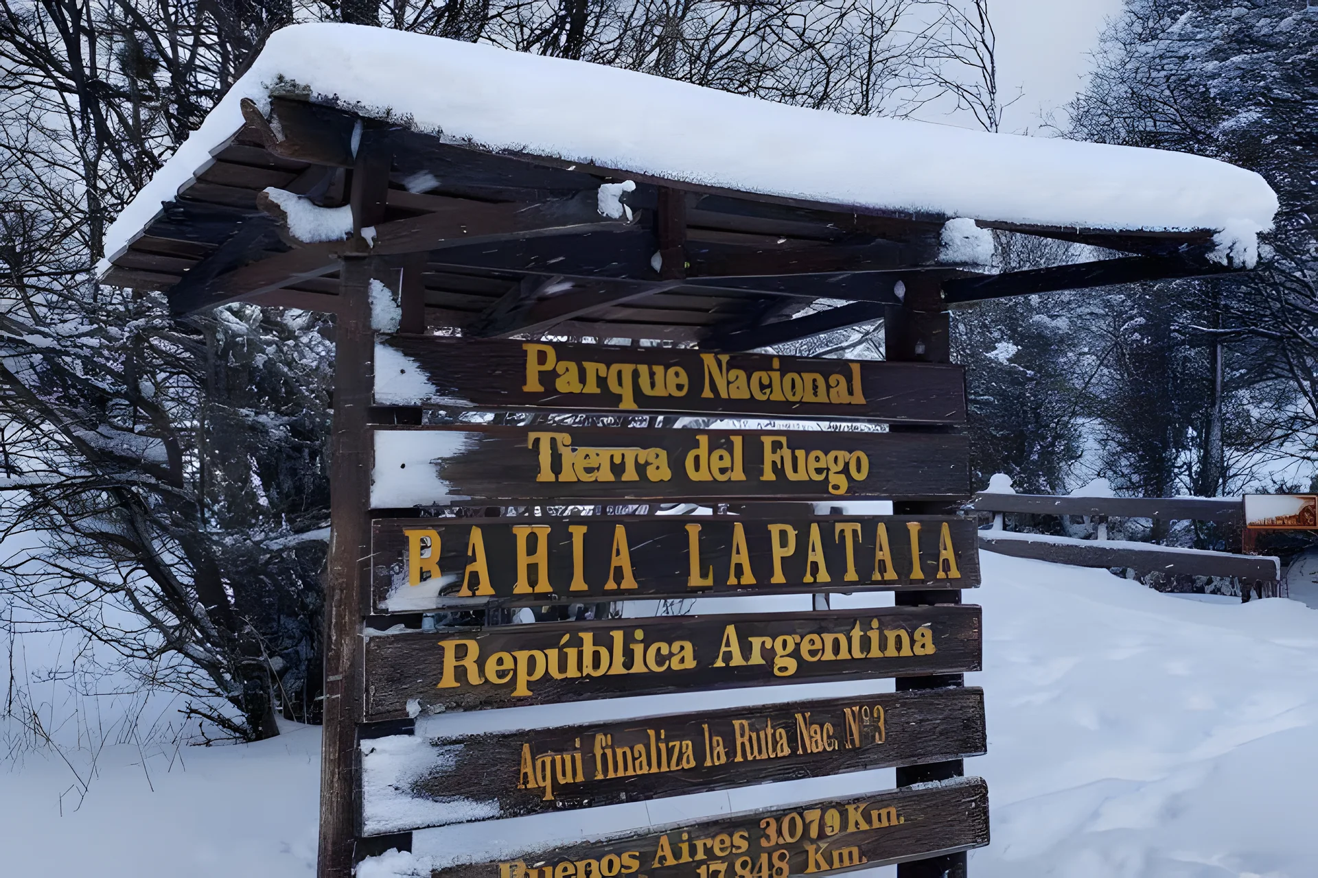 Cartel de Bahía Lapataia en el Parque Nacional Tierra del Fuego nevado